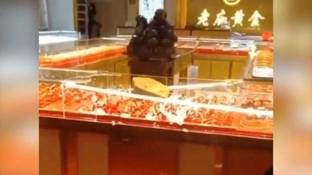 岳阳一黄金店铺被抢,碎玻璃撒满地 店员:柜台被敲碎但没得手