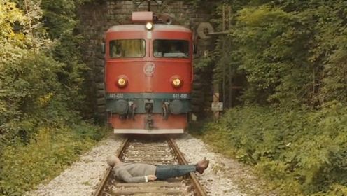 小伙当上火车司机，入门考核需要出事故，于是养父卧在了铁轨上