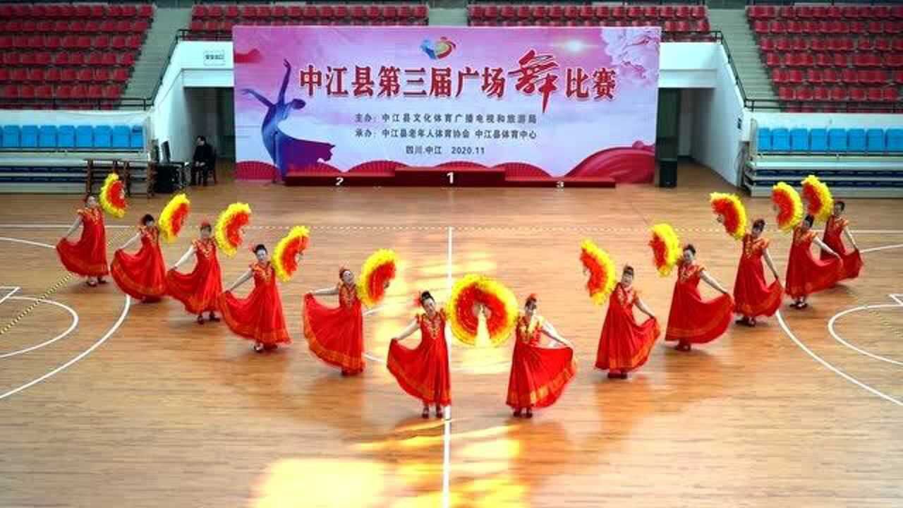 12人变队形双扇舞《走进新时代》好听好看美极了场面很壮观