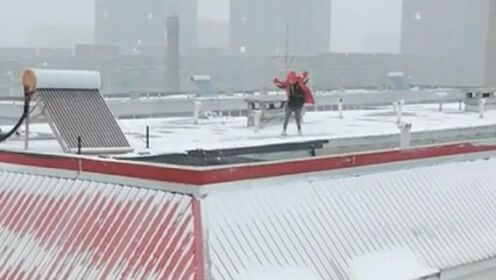 长春一男孩将楼顶变成“溜冰场”，网友：这是东北人的专属快乐