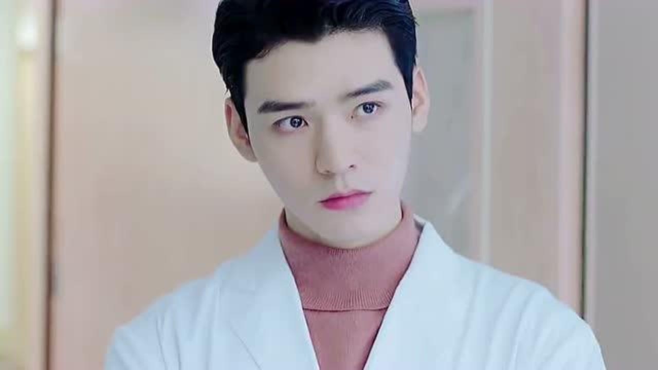 高冷男医生为避免小媳妇再跑了,竟躲在医院门口守着,太搞笑了