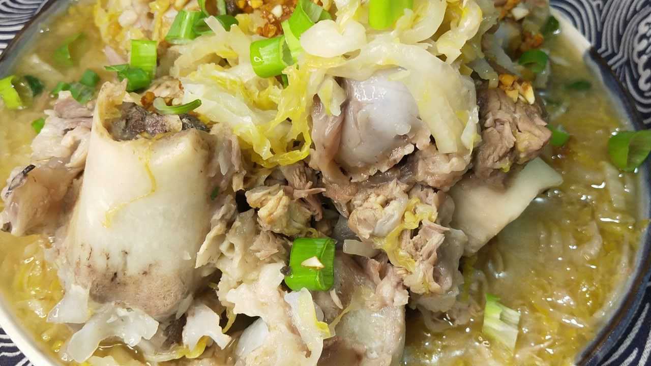 东北的家常菜"酸菜炖大骨头"酸香开胃,做法简单好吃