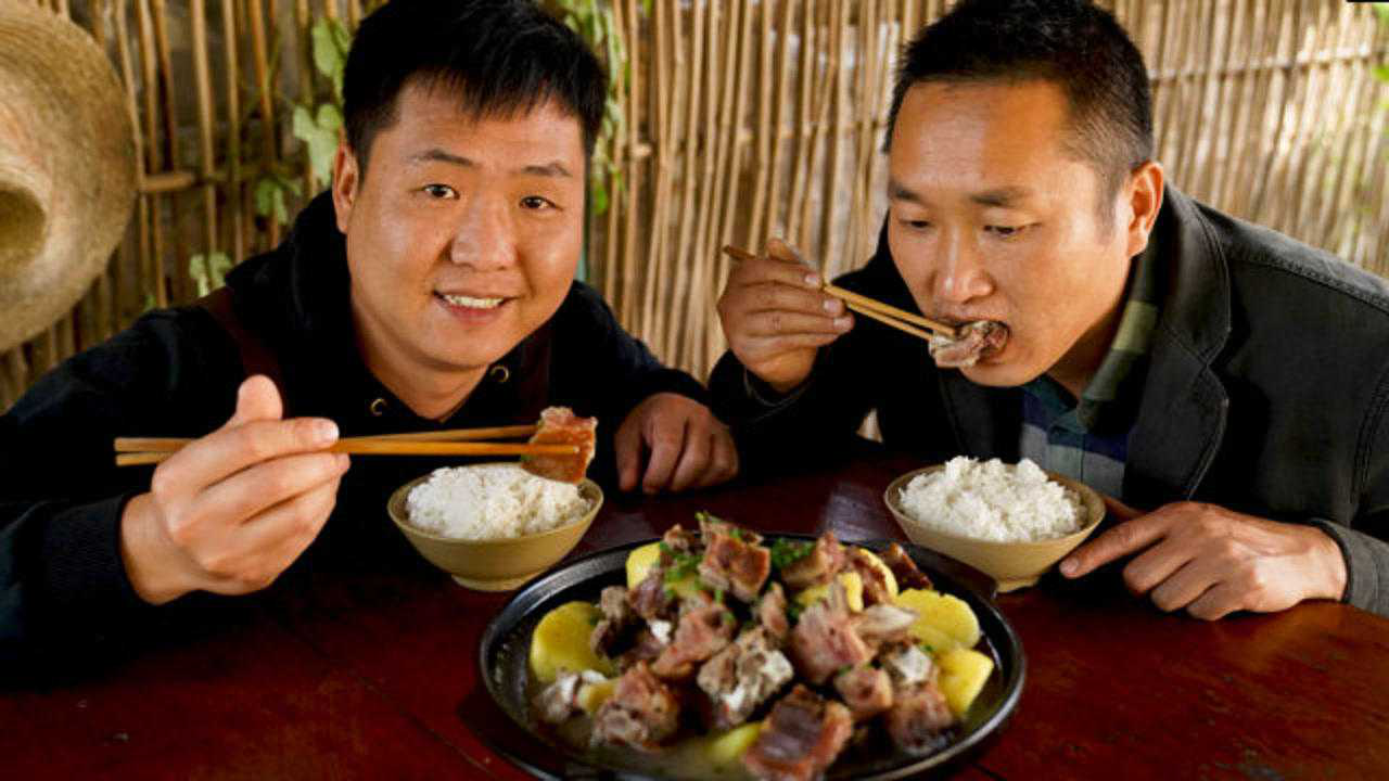 腊排骨跟土豆绝配,煮了两小时,香气四溢真够味,越吃越过瘾