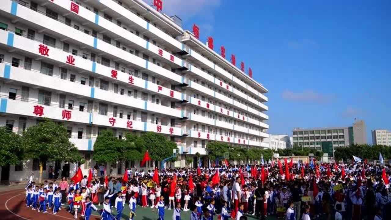 令人彻底震惊的超燃场面湛江一中恒盛实验学校的这场校运会开幕式