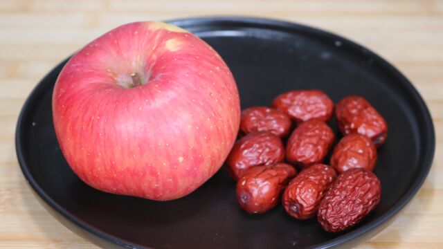 秋冬季节多喝这道养生汤,苹果搭配红枣简单一煮,消食美容又刮脂