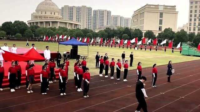 浙江宁波一职业学校的运动会,众女生围着一个男生转,场面好嗨