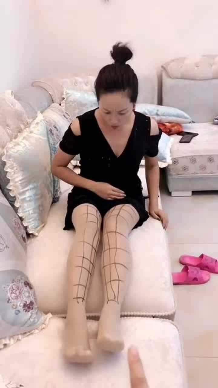 给表姐换双丝袜