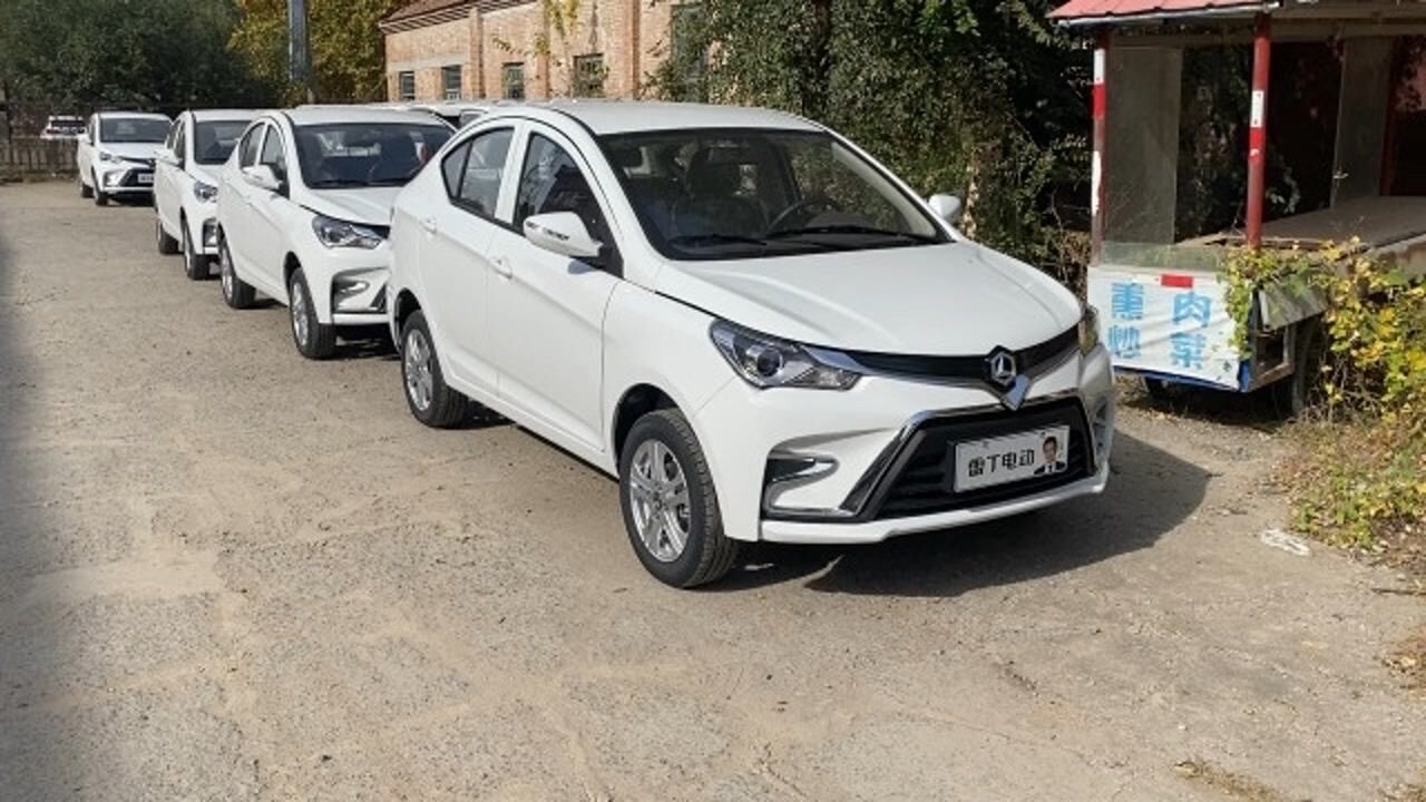 雷丁小骑士真正的三厢电动轿车无需牌照和驾照