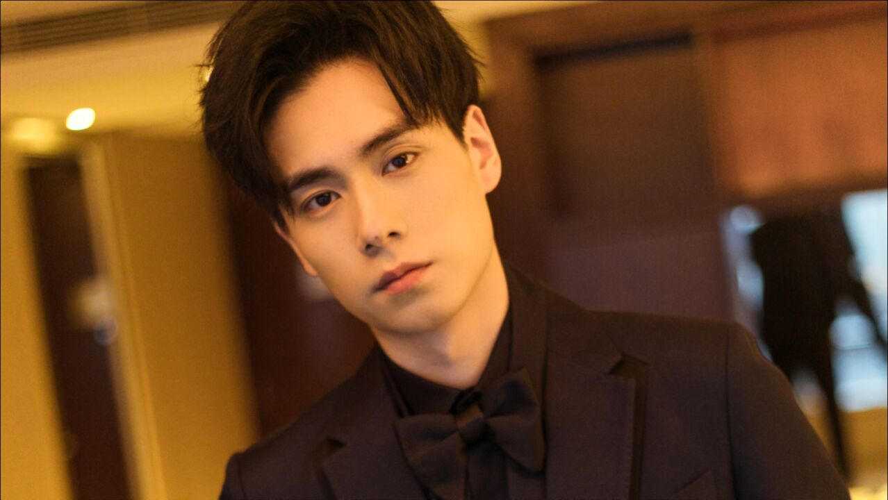 胡一天:眼神杀邪魅笑简直帅呆了!快来感受反派男友的致命魅力!