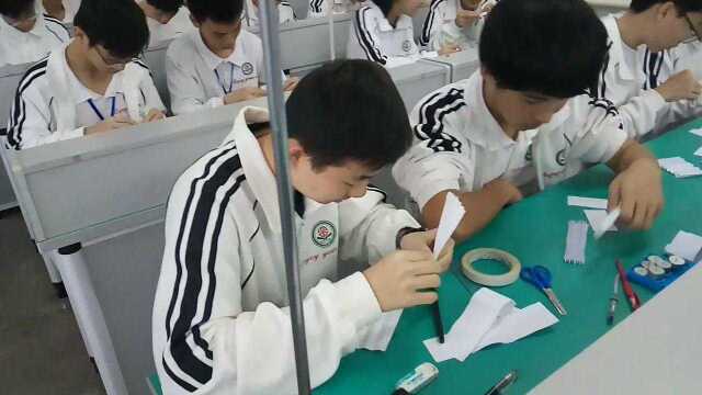 纸桥怎么制作?带领学生制作纸条的实验经过.