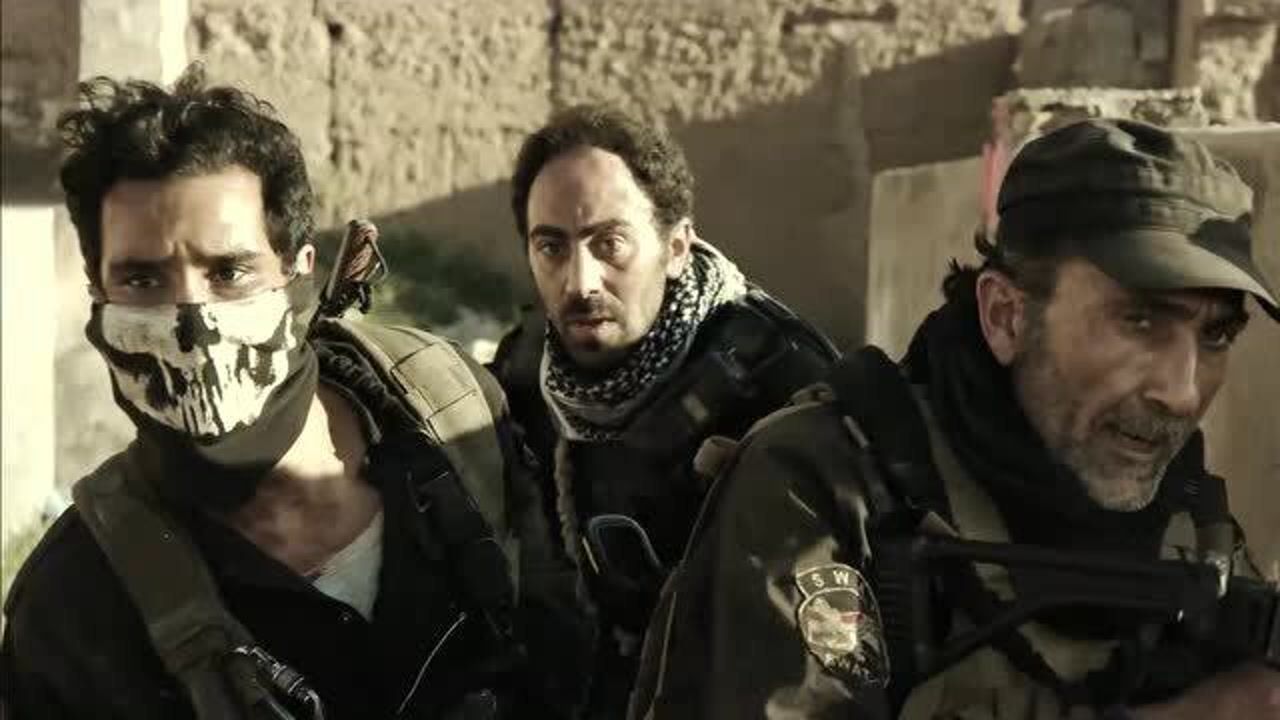 血战摩苏尔:小队遭遇敌人袭击,双方直接开战,画面真实又残酷_电影