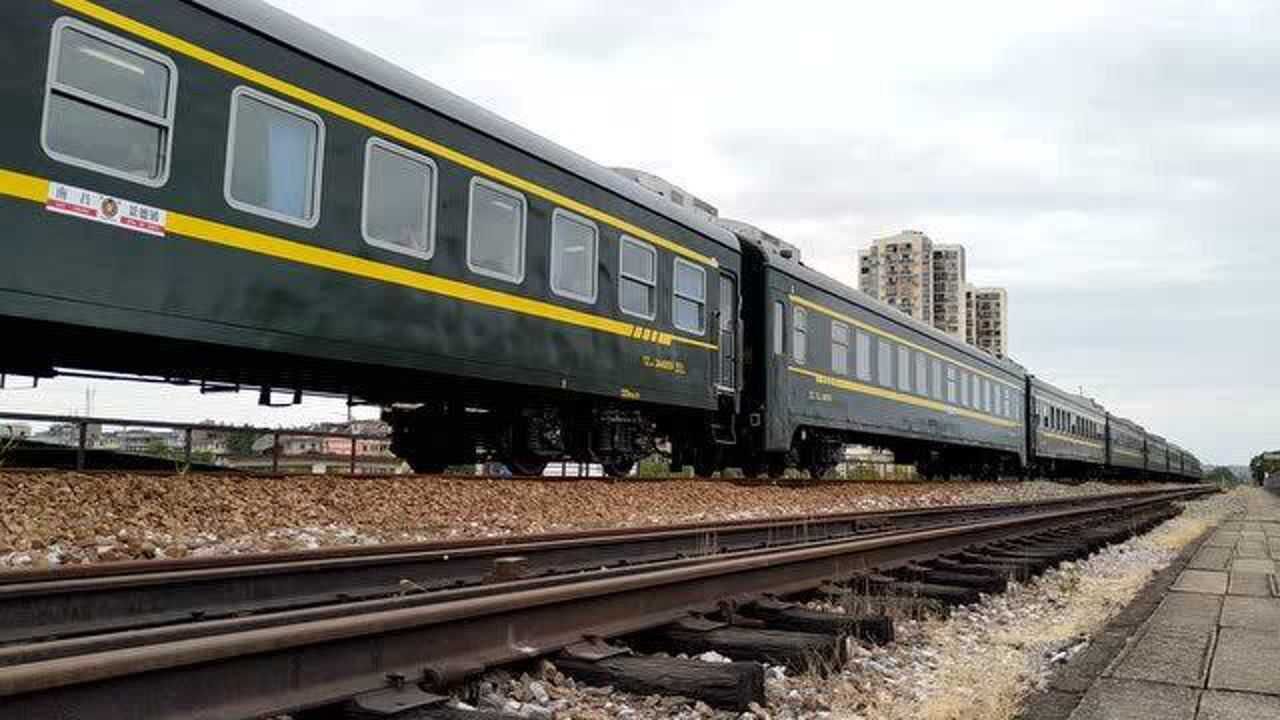 景德镇开往南昌的k8729次列车出站