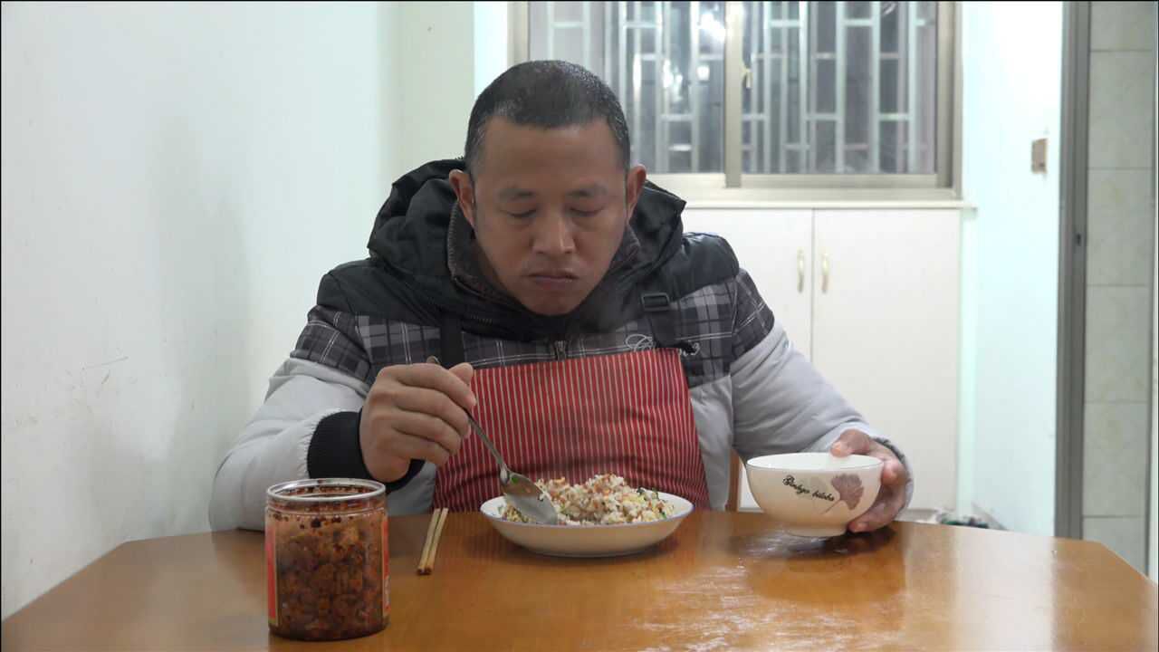 刘老九送完孩子上学,回家弄了一大份蛋炒饭,做法简