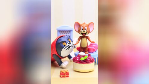 猫和老鼠互送新年礼物,汤姆猫穿新衣变玩具猫,杰瑞吃了辣蛋糕