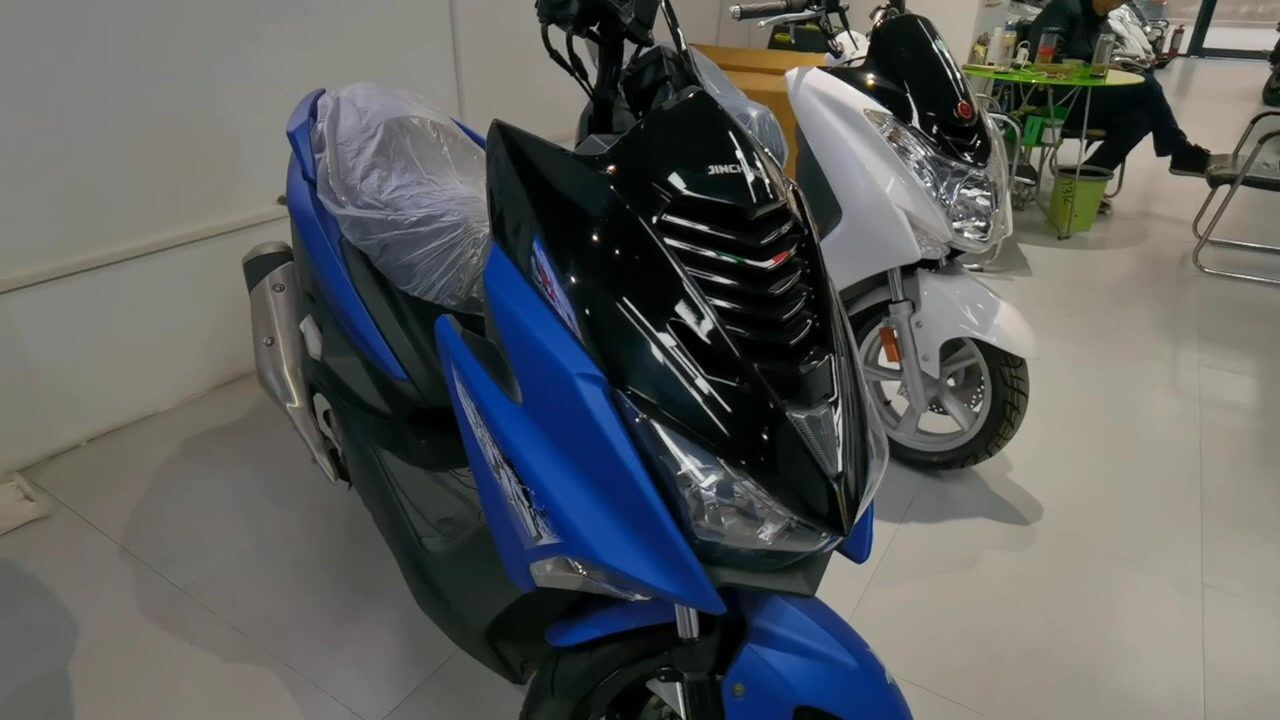 金城草蜢中型踏板摩托车有200排量和150排量两个版本动力够用