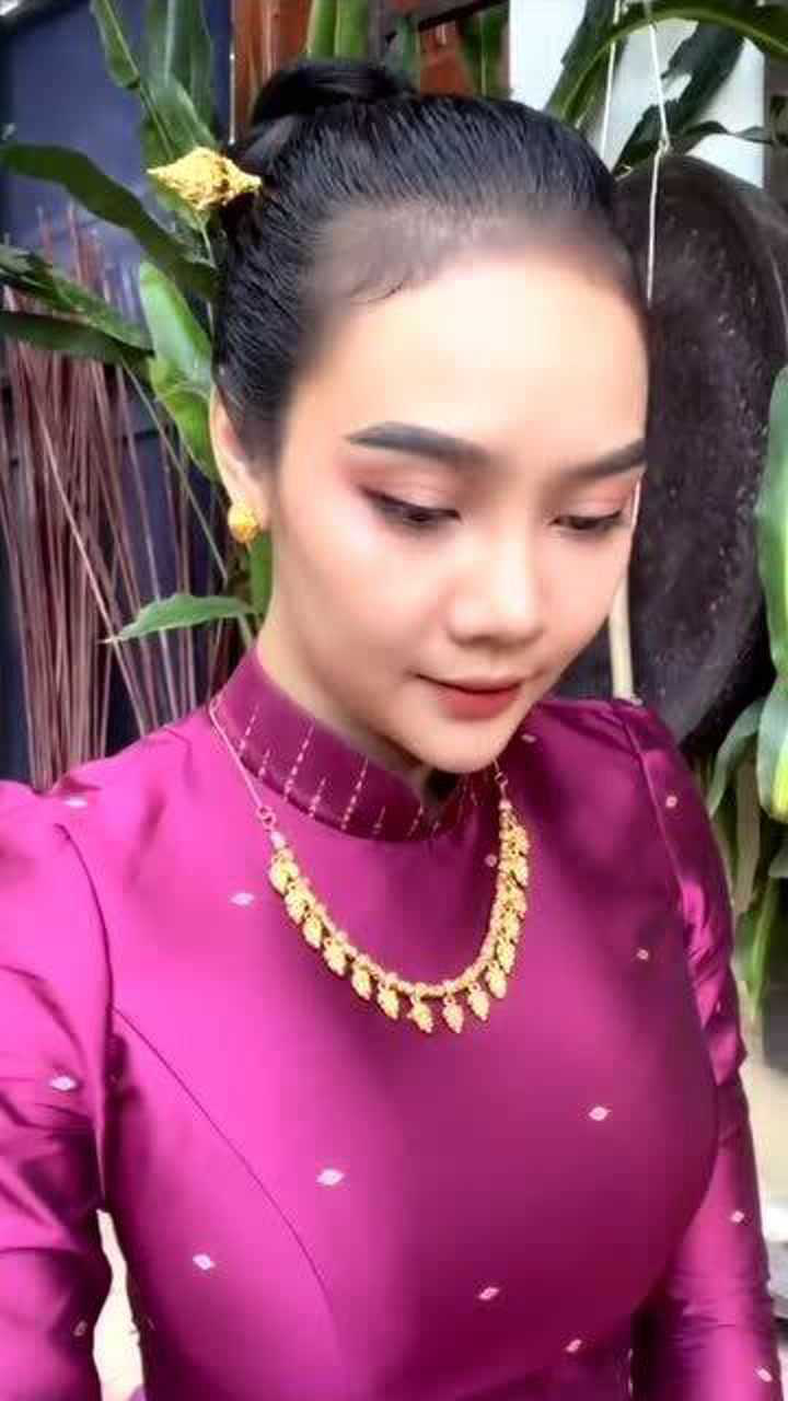 穿高棉民族服装的特种兵教官彬扎丽雅