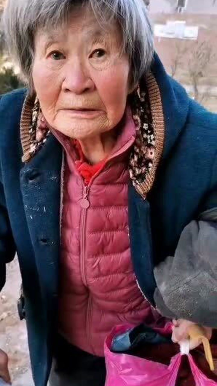 零下50多度的天气老母亲非要出来我崩溃了小脑萎缩的老人太难伺候了