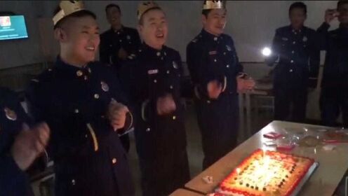 北京石景山消防为河北籍指战员集体过生日 家人通过视频送来祝福
