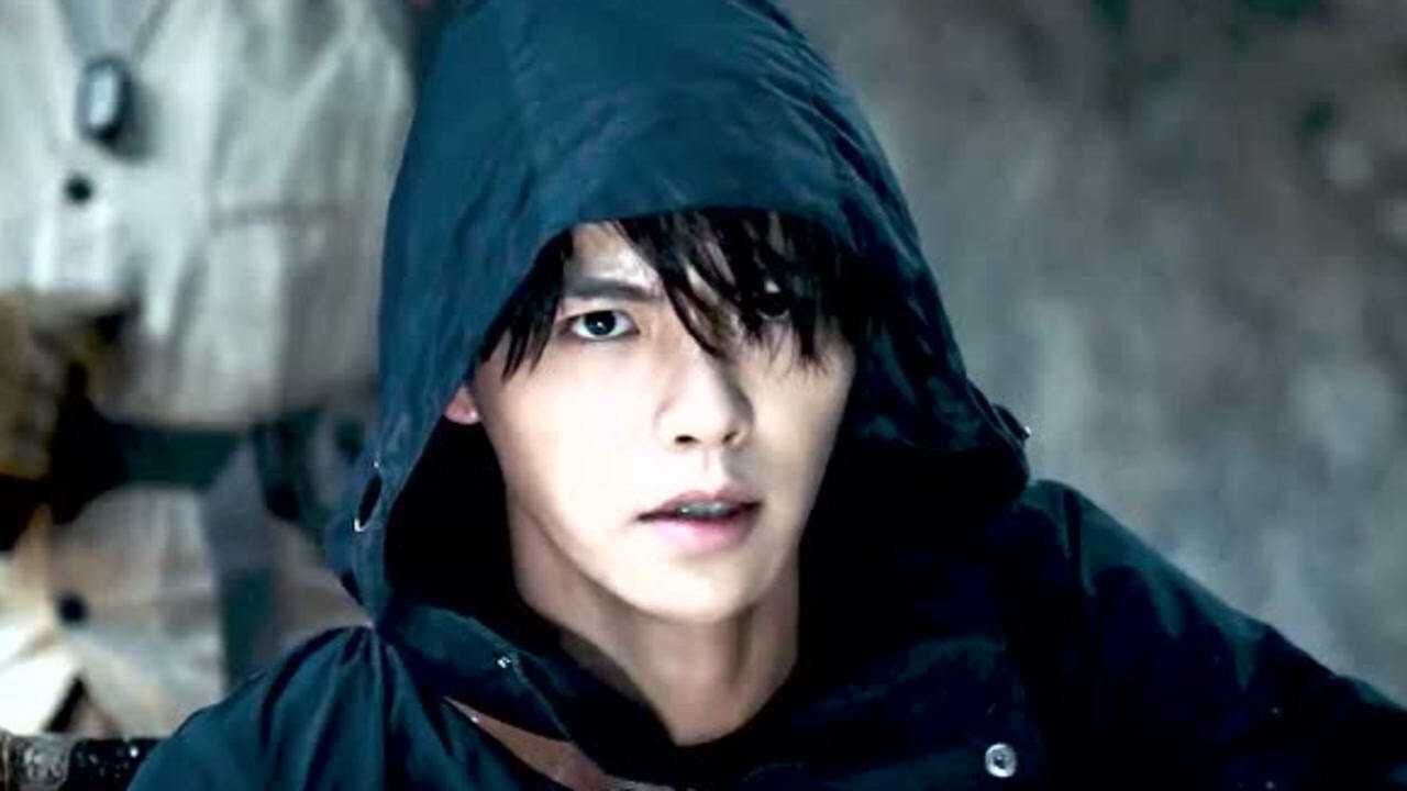 小哥张起灵不仅有腹肌还有双指探洞的功夫真是迷倒万千少女呀