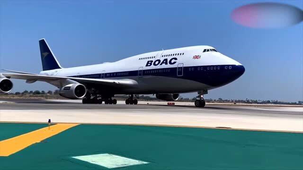 波音747大型客机从镜头前滑行通过!
