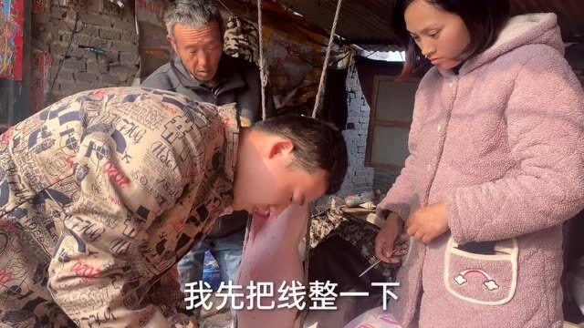 研究生老公给猪做“阴囊疝”动作娴熟,很快就结束了,过几天小猪又活蹦乱跳