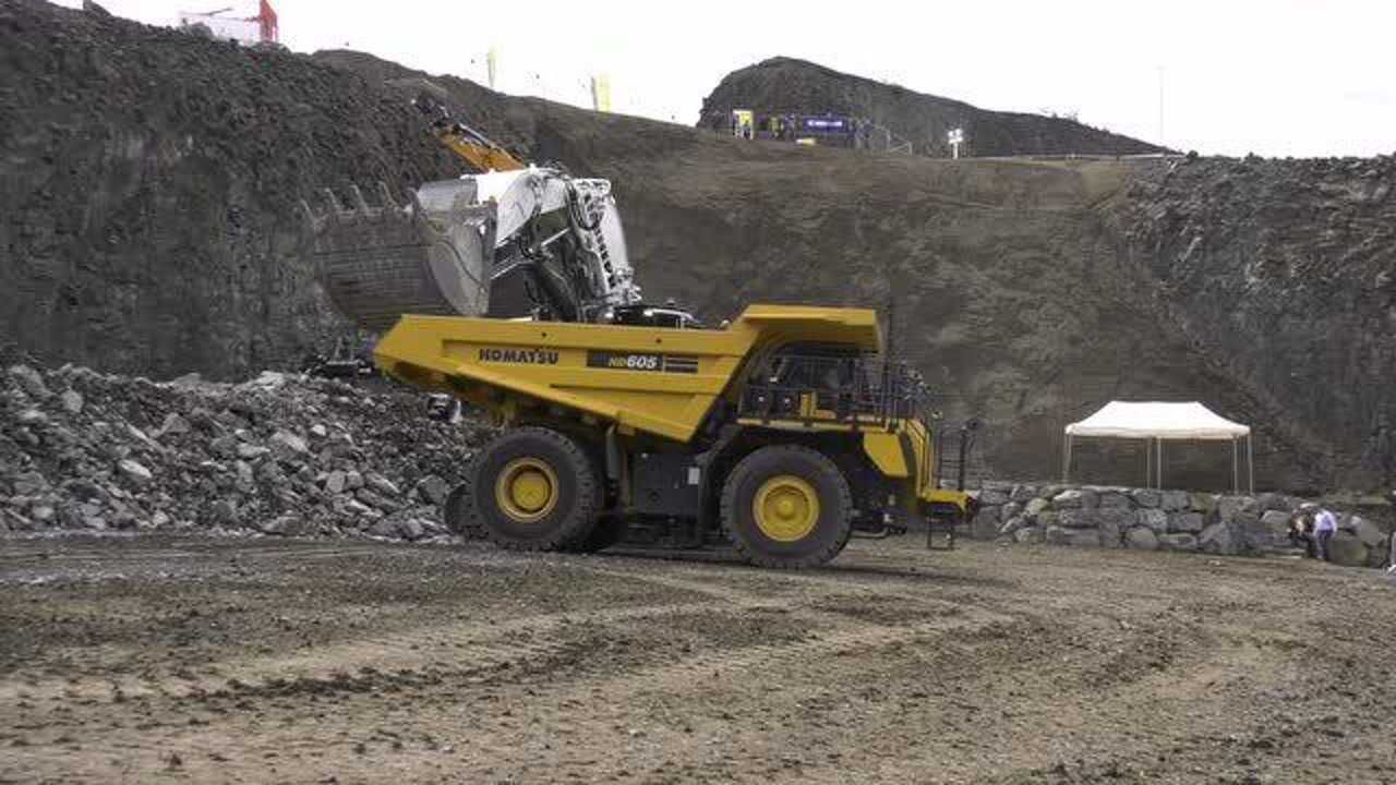 大高铲利勃海尔9150!小松hd 605! 利勃海尔766在平整地面.