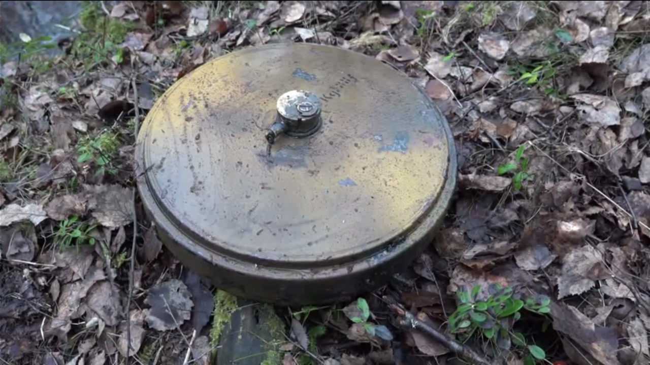 就怕踩一脚它会响了,毕竟这是二战时期的反坦克地雷,有年头了_腾讯视