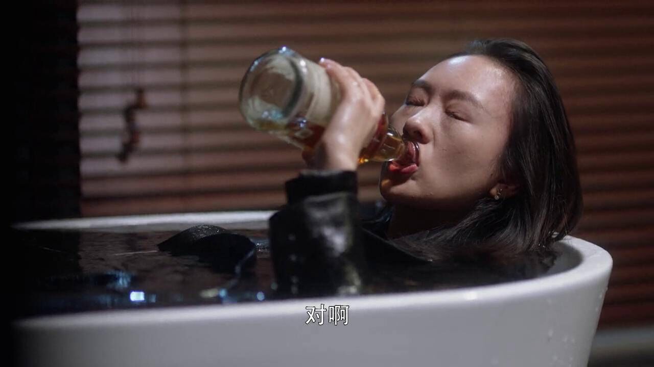 三十而已:顾佳在浴缸里痛哭,这段看得太痛心了,演技炸裂!_高清1080P在线观看平台_腾讯视频
