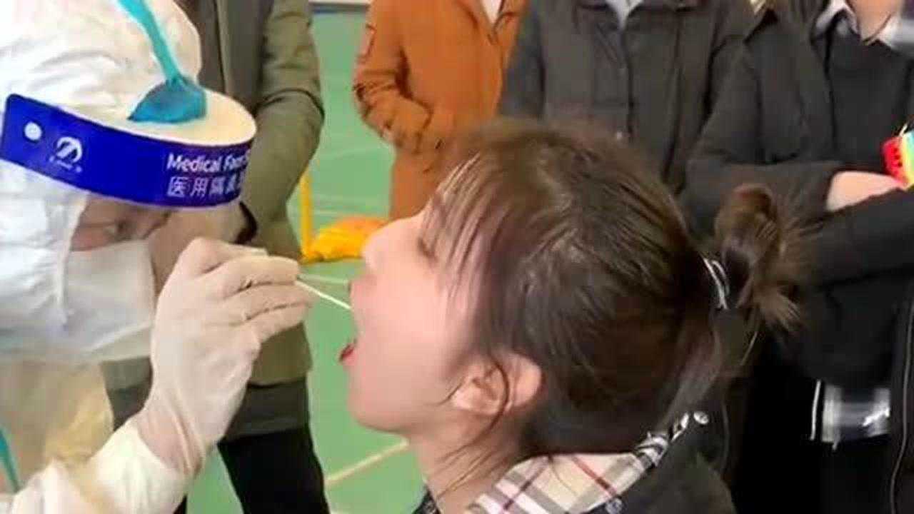 小姐姐在做核酸检测做了好几次都没成功难受的恶心了好几次