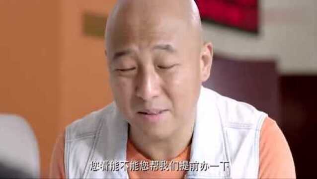 情侣去民政局领证,工作人员看到俩人顿时乐了,加班给他们办理