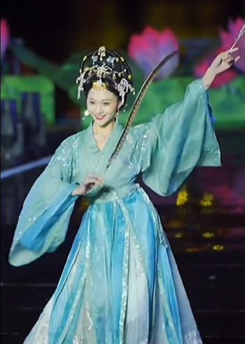 汉服走秀现场惊现貂蝉拜月,一举一动满是韵味,奉先血赚不亏啊!