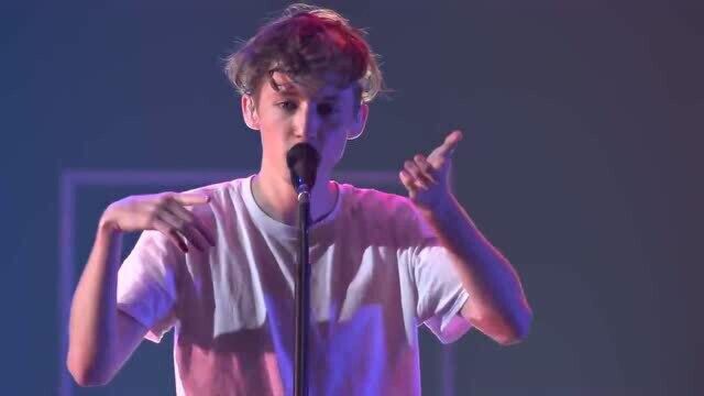 Troye Sivan现场演绎《for him》也太酥了吧!听戳爷歌真的是享受!