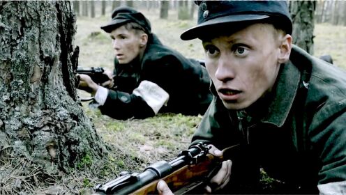 德国战败，为了挽救狂热少年的生命，德军士兵迎着苏军枪口走过去