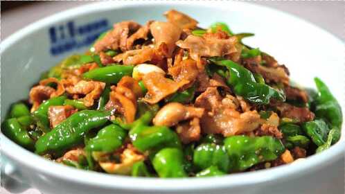 辣椒炒肉有人直接下锅,难怪会又硬又柴不好吃,大厨教你正宗做法