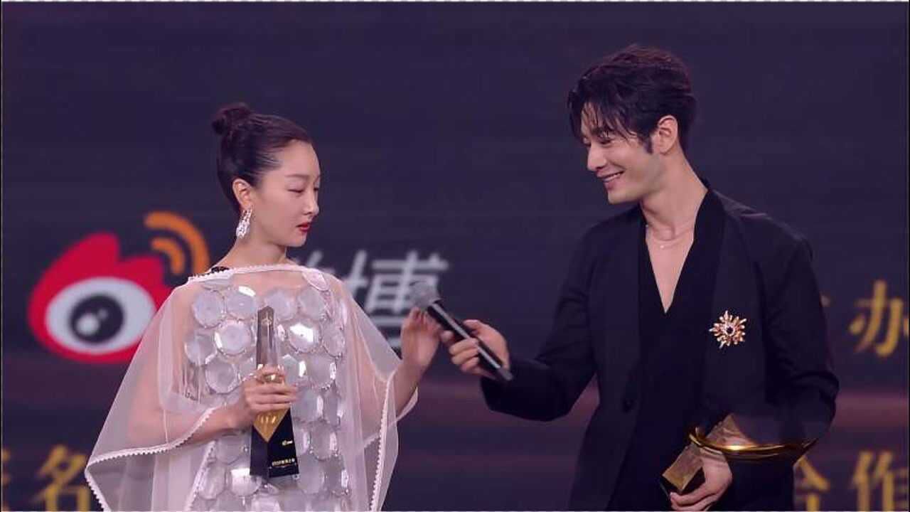 黄晓明周冬雨凡尔赛式互夸,冬雨调侃晓明哥身材,下一句更绝!