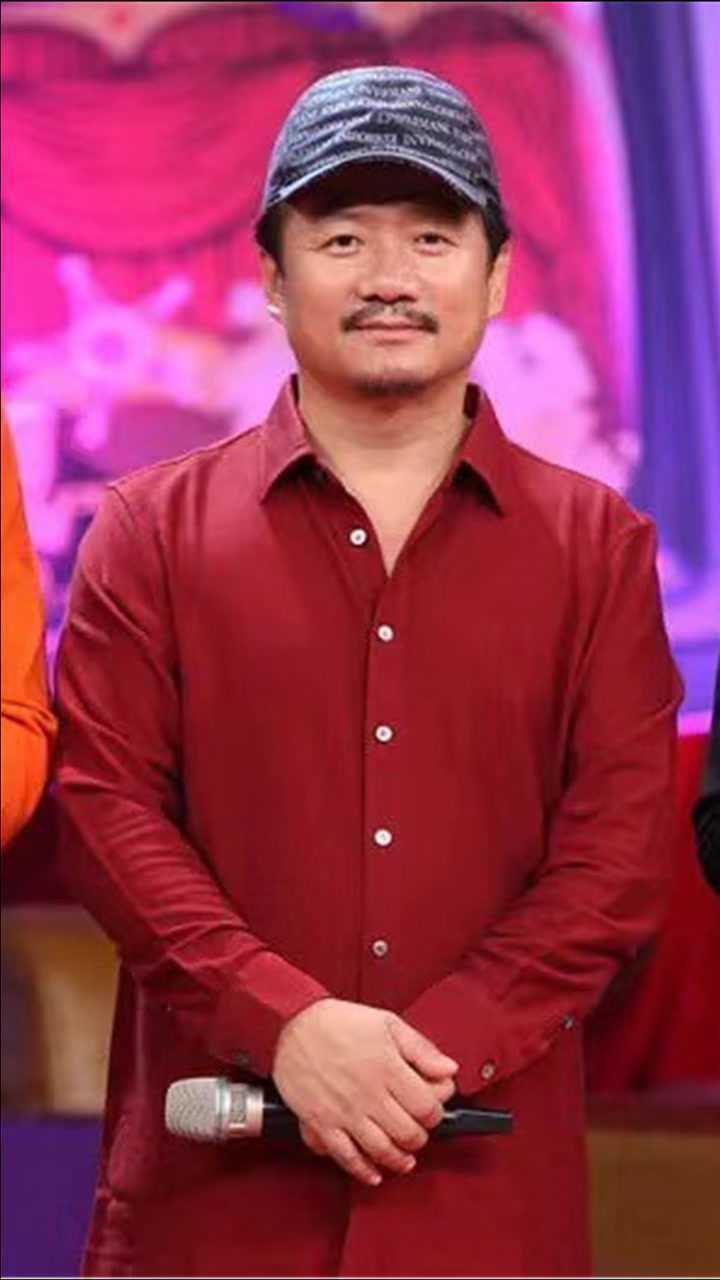 52岁"谢广坤"现身酒局,豪饮一杯,满脸通红!