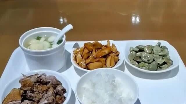 公司食堂厨师会的花样多,一份中午饭要花二十多,吃得饱还能吃得好!