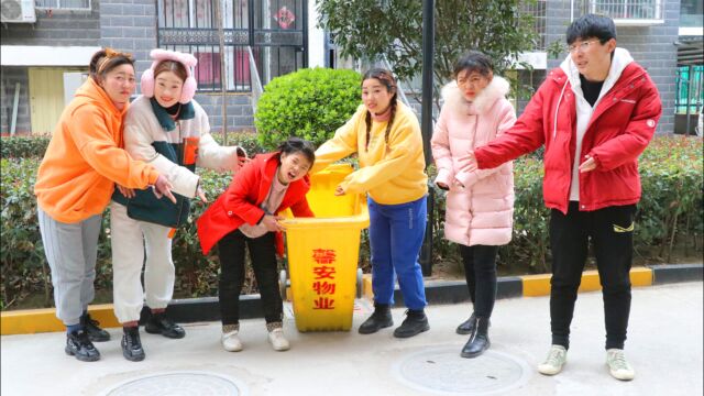 长不大的孩子1:小美捡一个小女孩,竟然会“一字马”,厉害