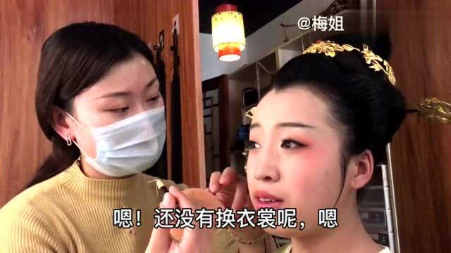 婷婷来邢拍写真,梅姐去找她,看看婷婷摇身一变靓不靓