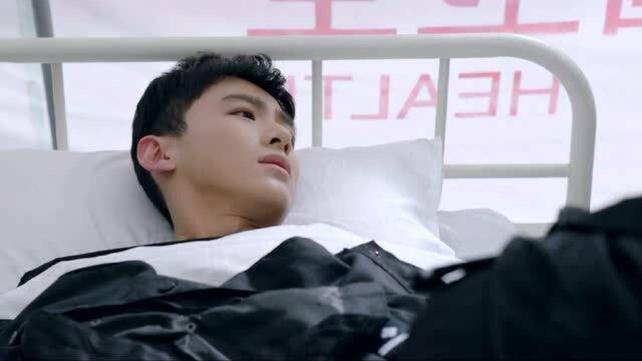 米佧把氧气瓶给了邢克垒邢克垒醒来以后急坏了