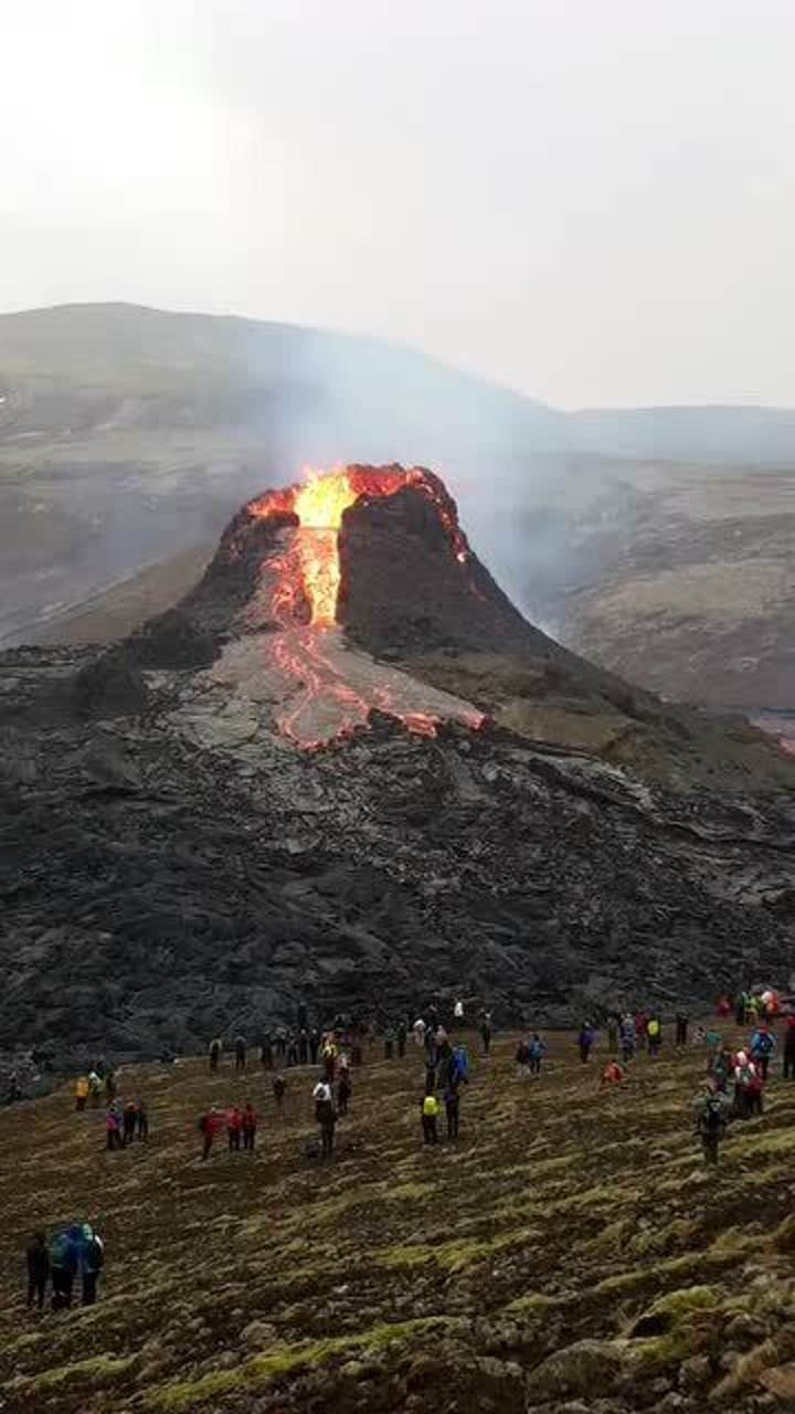 近距离观察火山爆发,太壮观了