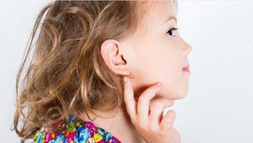 耳洞流脓还能戴耳钉吗？医生坦言：最好别再戴，可能加重炎症