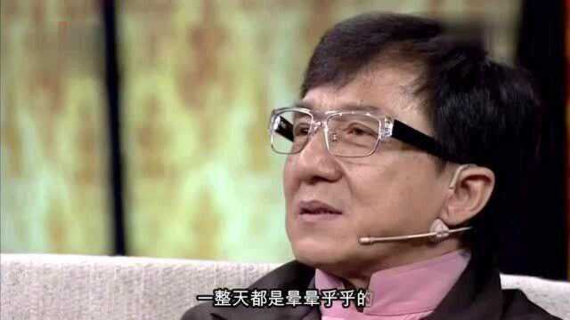 房祖名向记者透露,自己小时候不敢承认是成龙儿子,害怕被绑架