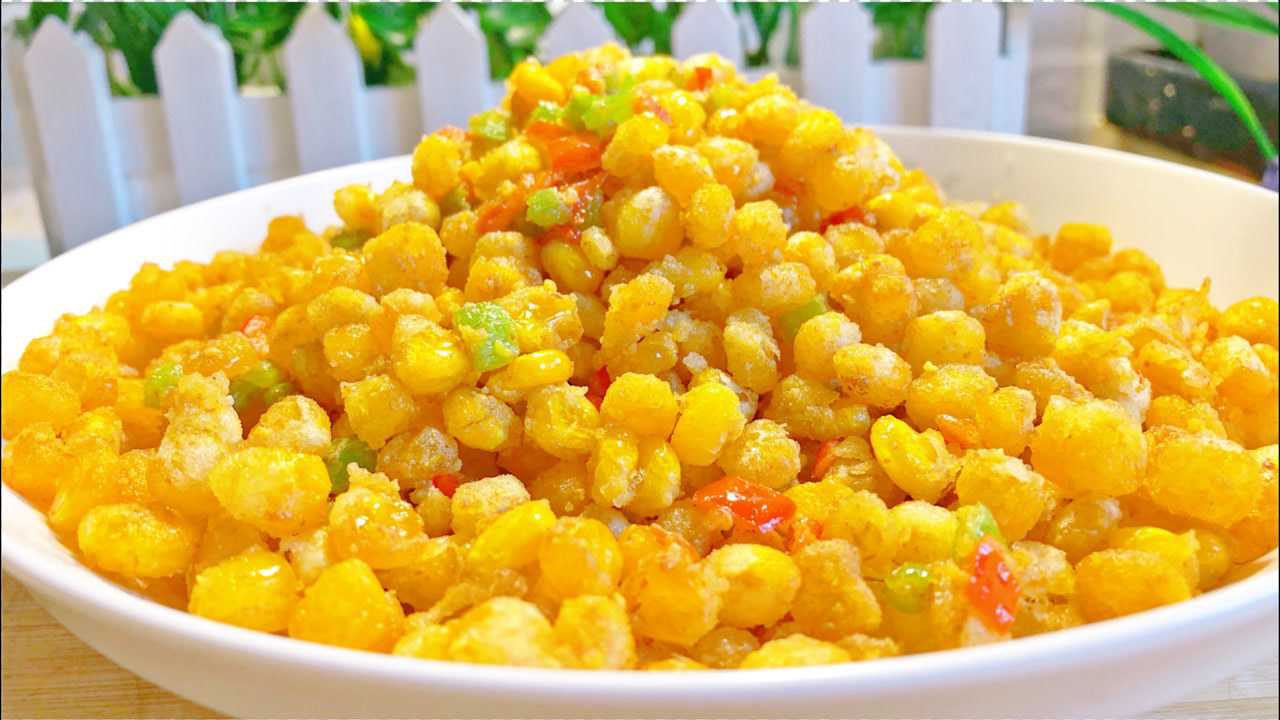 美食咸蛋黄炒玉米,焦香入味下酒菜首选,学会了再也不用去饭店了