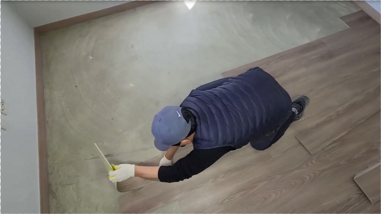 看看老师傅是如何铺地板革的学会这种方法再也不用请工人了