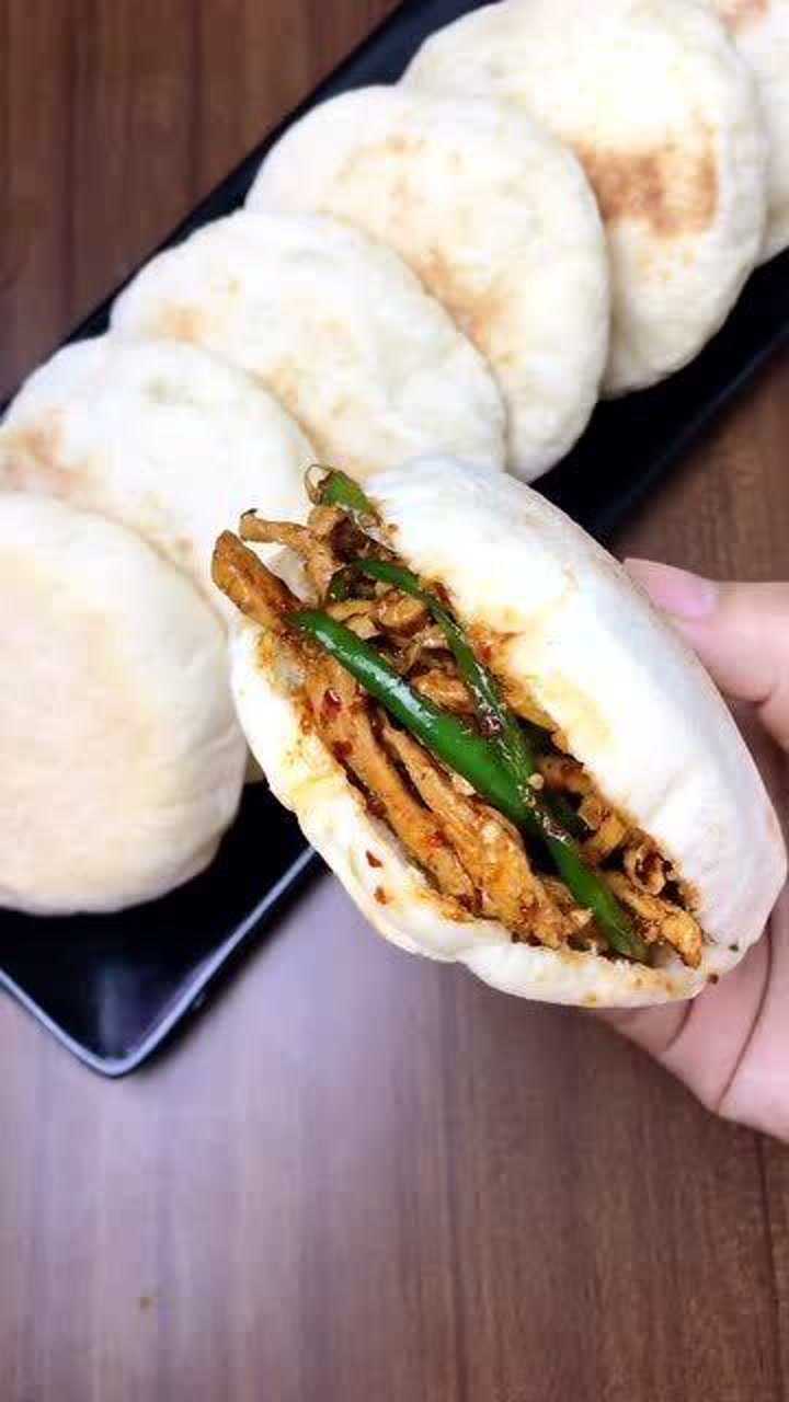 孜然炒肉夹馍全过程,这个饼夹卤味也是一绝
