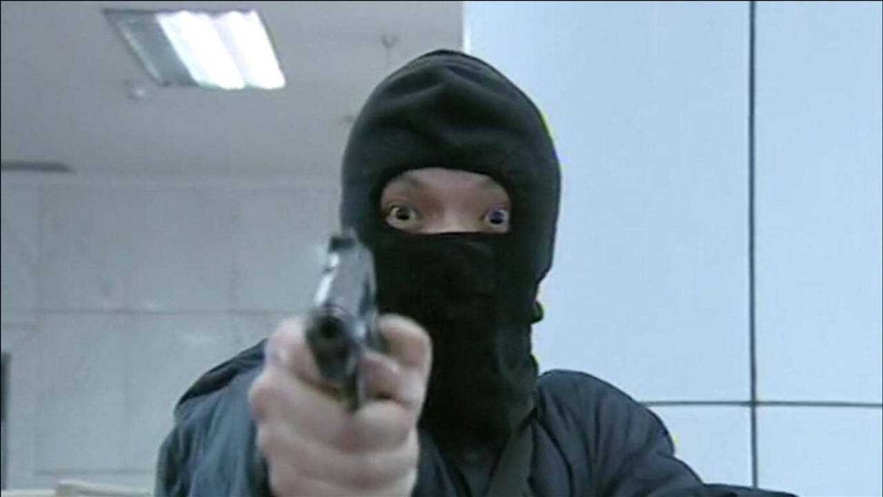 影视:悍匪勾结银行员工,杀死6人打伤1人,持枪抢劫现金285万