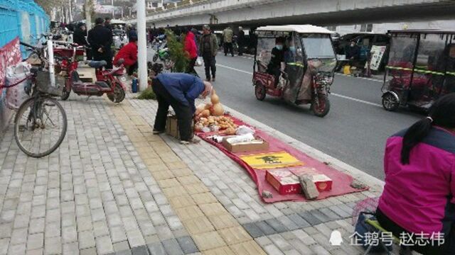 农村86岁老爷子赶集卖书法,现场展示自己反左书作品.大开眼界