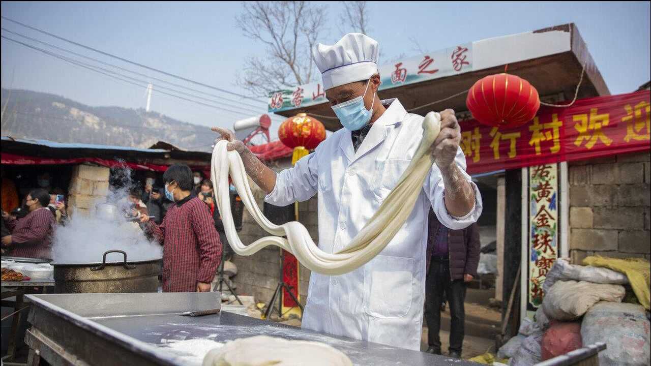 拉面哥五一假期热度未减众美女当背景直播,如带货能否超辛巴?