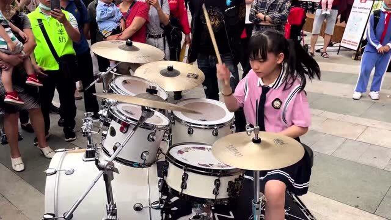 小女孩鼓手架子鼓演奏《有谁可以》歌曲,架子鼓演奏很棒,还好听!